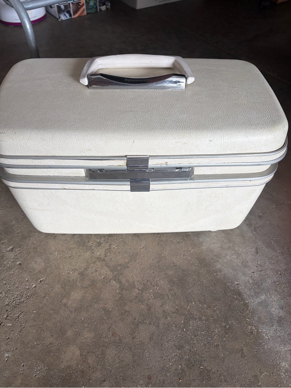 Vintage Samsonite White and Silver Vintage Makeup Train Case in great condition